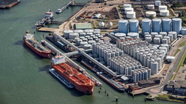 oil tanker silo port terminal - petrolium tanker imagens e fotografias de stock