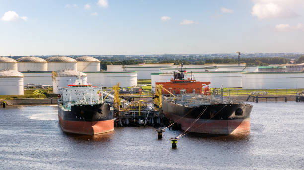 silo de petróleo y cisterna - petrolium tanker fotografías e imágenes de stock