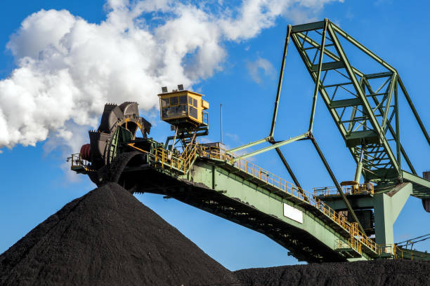 добыча угля - coal bucket стоковые фото и изображения