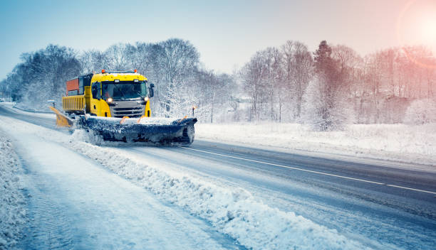 camión de arado de nieve despejando la carretera nevada después de la tormenta de nieve. - helado condición fotos fotografías e imágenes de stock