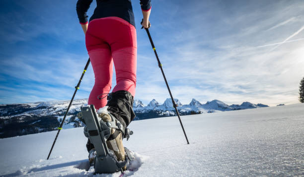 jeune femme raquette dans les hautes montagnes - snowshoeing snowshoe women shoe photos et images de collection