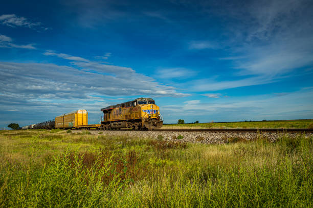 カンザス州のユニオンパシフィック貨物列車 - union pacific railway ストックフォトと画像