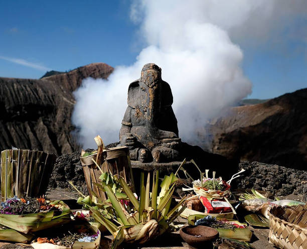 hinduismus-gebetsplatz am mount bromo - bromo crater stock-fotos und bilder