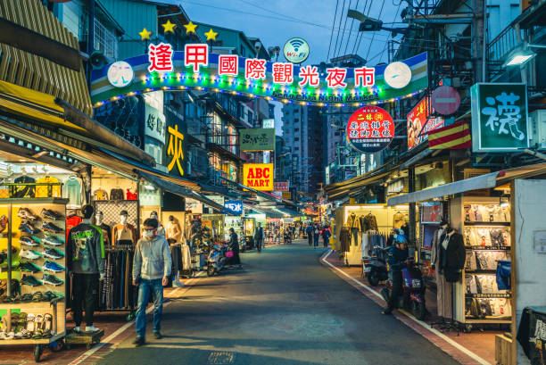 mercado nocturno de fengjia por la noche - feng fotografías e imágenes de stock