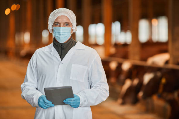 bác sĩ thú y tại trang trại - thiết bị an toàn sinh học cần thiết cho trang trại chăn nuôi hiện đại hình ảnh sẵn có, bức ảnh & hình ảnh trả phí bản quyền một lần