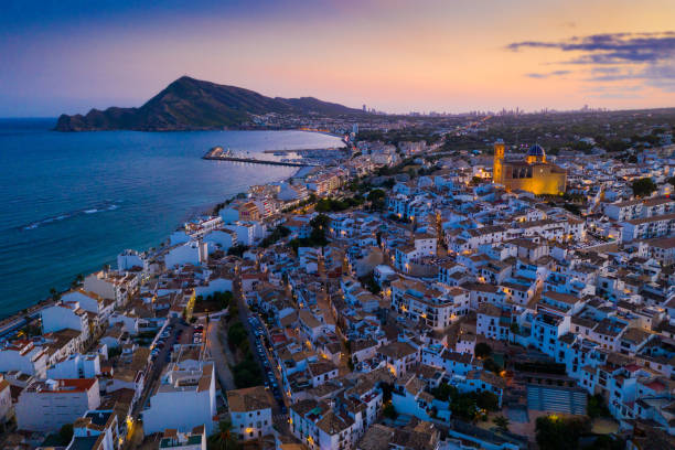 veduta aerea del paesaggio urbano di altea sulla costa mediterranea al crepuscolo, spagna - alicante foto e immagini stock