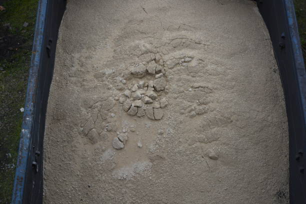 la arena amarilla ligera y limpia se aloja en un vagón de carga de metal. - sieved fotografías e imágenes de stock