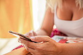nahaufnahme-der-frau-mit-dem-smartphone.jpg?b=1&s=170x170&k=20&c=wSnwWimVM5wZirLWXU98E6n4FDtfNbIEVRYUxOp0PN4=