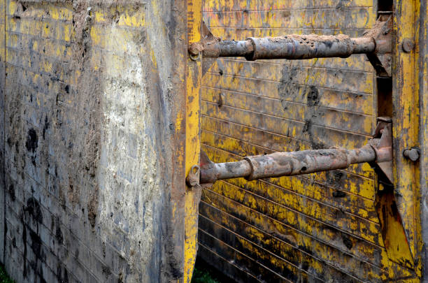 work, build, excavate, canalization, plumbing, brown, shaft, excavation, sheeting, repair, gas, water, telephone, electrical, lines, line, new, house, connections, handled, small, excavator, huge, safety, reducing, t risk, backfilling, workers, ditch, trench, construction, site, screwing, spacing, between, wall, retaining, rusty, yellow, steel, heavy, worker, pit, underground, tanks, drilling, rigs, engineering, structures, slab pozo, excavación, láminas, para reparaciones de gas, agua, teléfono y líneas eléctricas, así como la colocación de nuevas conexiones de la casa se pueden manejar incluso por pequeñas excavadoras. reducir el riesgo de llenar a los trabajadores en el