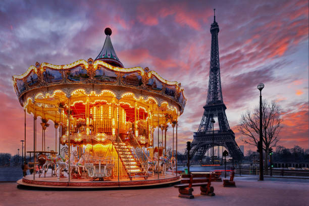 sonnenuntergang über vintage-karussell in der nähe des eiffelturms, paris - carousel horses stock-fotos und bilder