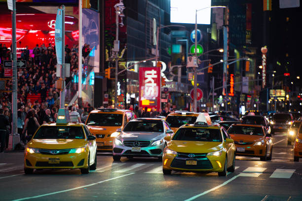 ruch uliczny na times square podczas wybuchu covid-19. - accident taxi driving tourist zdjęcia i obrazy z banku zdjęć