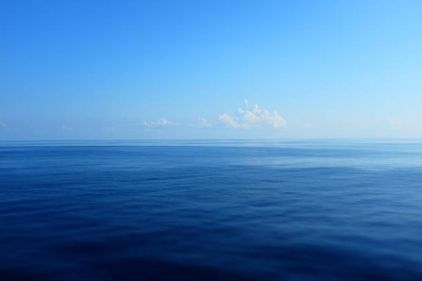 spokojna scena na otwartym oceanie ze spokojnymi morzami - sea zdjęcia i obrazy z banku zdjęć