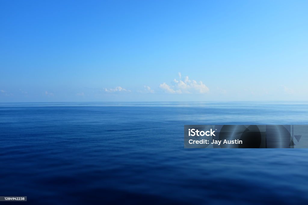 Sakin denizler ile açık okyanusta sakin sahne - Royalty-free Açık Stok görsel