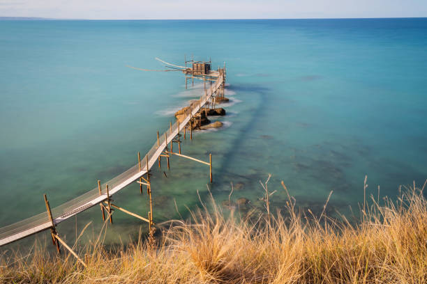 o trabocchi dos pescadores costumava lançar redes, na região de abruzzo, na itália. - trebuchet - fotografias e filmes do acervo