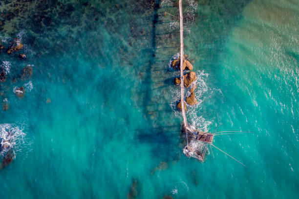 o trabocchi dos pescadores costumava lançar redes, na região de abruzzo, na itália. - trebuchet - fotografias e filmes do acervo