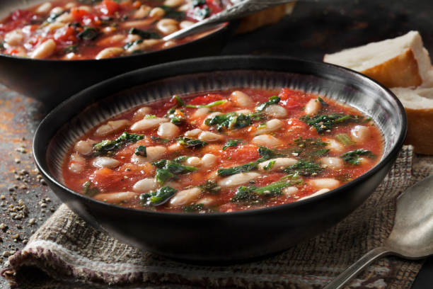 włoska zupa z białej fasoli ze szpinakiem i marchewką w bulionie pomidorowym - tomato sauce tomato spinach soup zdjęcia i obrazy z banku zdjęć