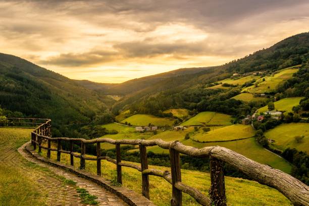 hermosa puesta de sol en uno de los valles de taramundi en asturias españa - asturiana fotografías e imágenes de stock