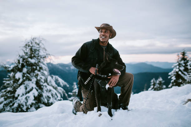 escursionista e cane nella neve coperto pacifico nord-occidentale - snow hiking foto e immagini stock