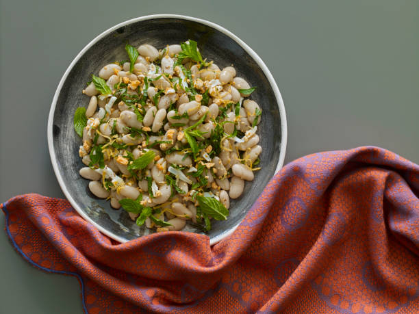 salade de haricots blancs - white bean salad photos et images de collection