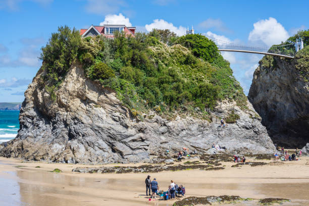 岩の上に座って、プライベート吊り橋でのみアクセス可能な、ニューキーの島 - bridge suspension bridge uk newquay ストックフォトと画像