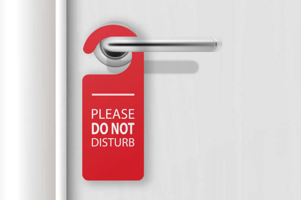 ilustraciones, imágenes clip art, dibujos animados e iconos de stock de vector 3d realista colgador de puerta de papel rojo no disturb en la puerta de madera blanca con fondo de mango de plata de metal. la puerta hanger mockup. plantilla de diseño para gráficos. la puerta de longitud completa está en un recorte - do not disturb sign