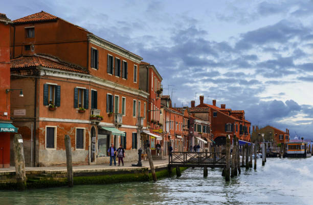 frente al mar en canal grande di murano, italia - chimney lagoon island canal fotografías e imágenes de stock