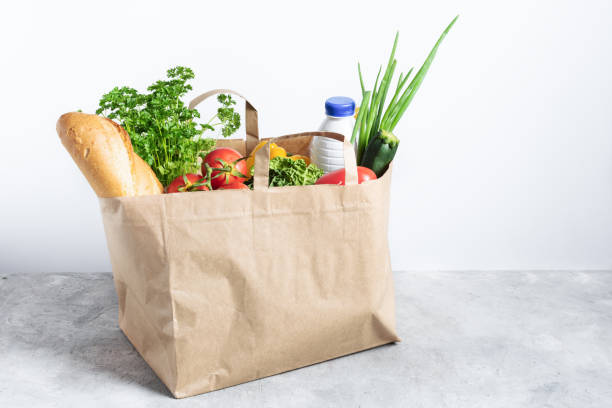 caja de compras de papel llena de verduras orgánicas frescas y productos de comestibles en la mesa gris. - red potato raw potato market red fotografías e imágenes de stock