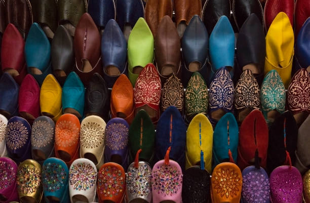 bunte, handgefertigte, leder marokkanische schuhe zum verkauf in marrakesch, marokko - craft market morocco shoe stock-fotos und bilder
