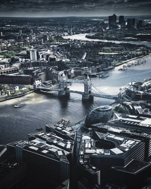 vue aérienne du pont de la tour - london england aerial view skyscraper mid air photos et images de collection