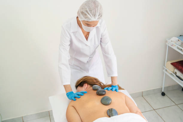 미용사에서 여자. - massage therapist stone spa treatment working 뉴스 사진 이미지