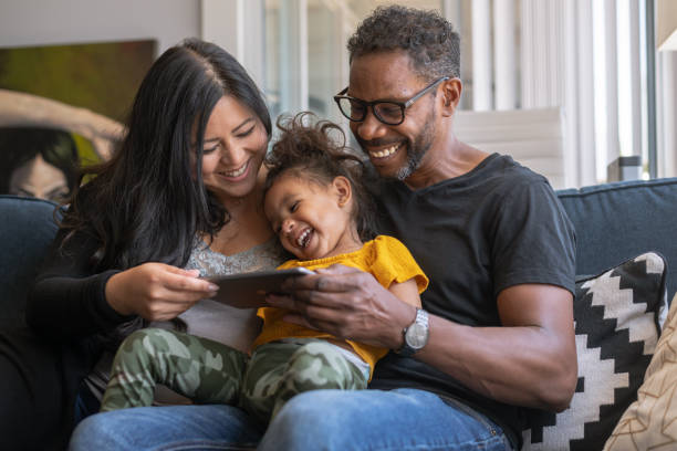 디지털 태블릿을 사용하여 조부모를 화상 통화하는 행복한 가족 - ipad 2 뉴스 사진 이미지