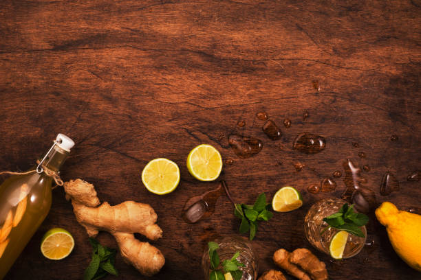 ginger ale cocktail con birra, lime, limone e menta in glaass su tavolo di legno, vista dall'alto - ginger tea root hot drink foto e immagini stock