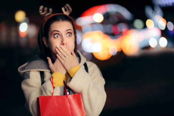 mujer estresada sintiendo náuseas en navidad después de ir de compras - christmas eating nausea illness fotografías e imágenes de stock