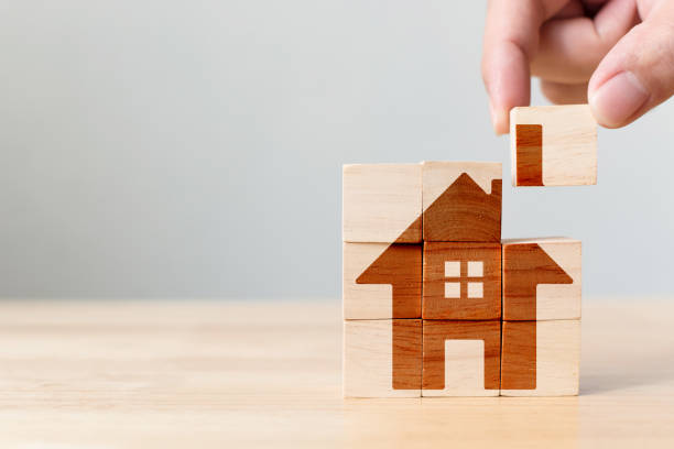 房地產投資和房屋抵押貸款金融房地產概念。木製立方體塊拼圖與家庭形象 - 房屋 圖片 個照片及圖片檔