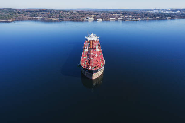 anchored oil tanker - oil tanker tanker oil sea imagens e fotografias de stock