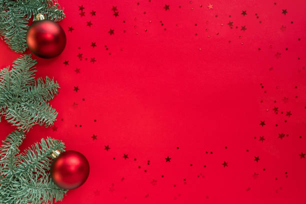świąteczna ramka wykonana z gałęzi drzew, brokatu i bombek na czerwonej powierzchni. wesołych świąt i wesołej koncepcji nowego roku 2021. płaski lay, powyżej widoku z góry, skopiuj miejsce - christmas christmas ornament green lime green zdjęcia i obrazy z banku zdjęć