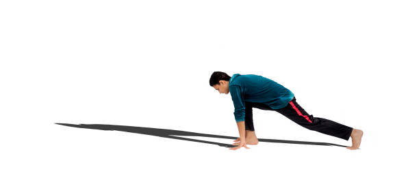 homme d’athlétisme pratiquant des exercices pour un départ parfait dans les courses de sprint isolé sur un fond blanc avec son ombre. - starting block dathlétisme photos et images de collection