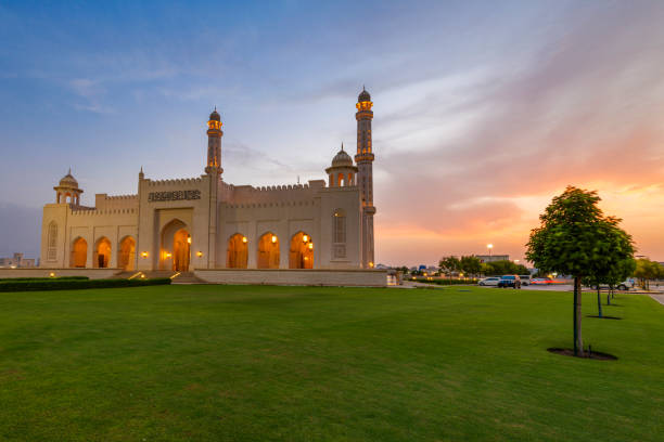 мечеть султана таймура бин фейсала, мэйла, султанат оман. - oman greater masqat mosque al khuwair mosque стоковые фото и изображения