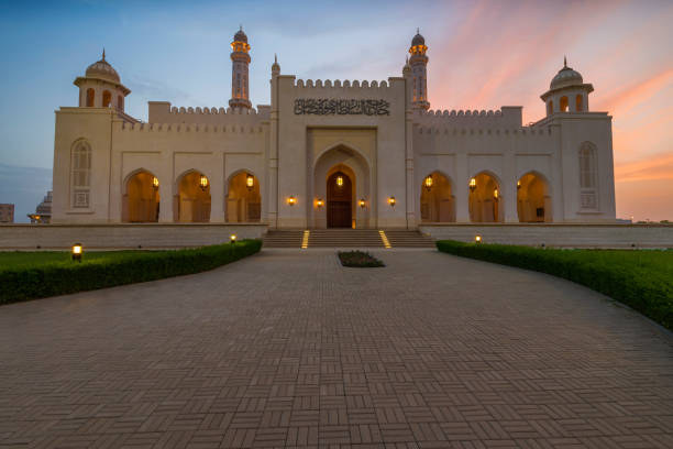 мечеть султана таймура бин фейсала, мэйла, султанат оман. - oman greater masqat mosque al khuwair mosque стоковые фото и изображения