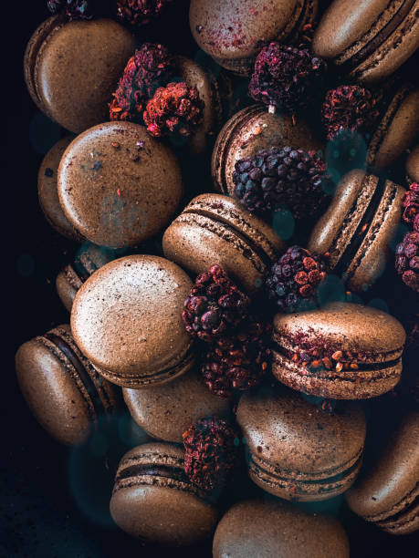 schokolade himbeer-macarons - italian culture chocolate candy chocolate truffle stock-fotos und bilder