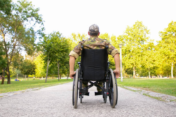 homme militaire retraité handicapé célibataire dans le fauteuil roulant - low angle view photos et images de collection