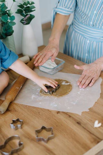 istock Mother and daughter preparing christmas cookies, tree shape 1285041149