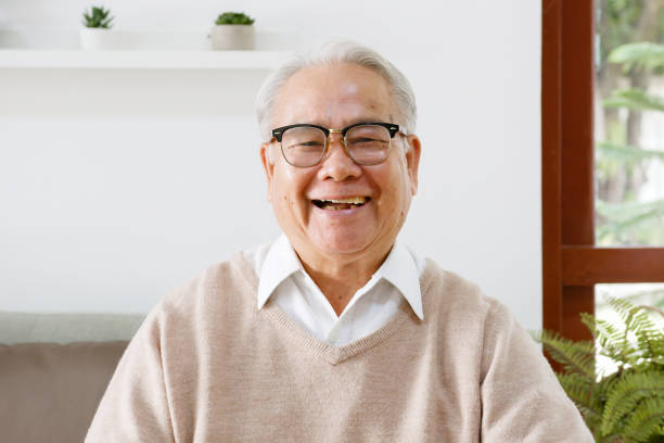 pov portret azjatycki stary starszy mężczyzna wideo rozmowa wirtualna spotkanie z rodziną - senior adult grandfather 70s discussion zdjęcia i obrazy z banku zdjęć