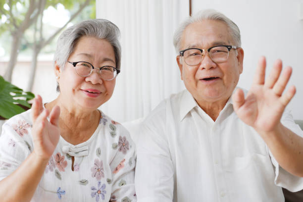 pov para azji stary starszy dziadek i babcia wideo połączenie wirtualne spotkanie z rodziną - senior adult grandfather 70s discussion zdjęcia i obrazy z banku zdjęć