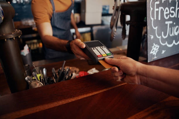 fermez-vous vers le haut du paiement de carte étant fait entre le client et le barman dans le café - usine agro alimentaire photos et images de collection