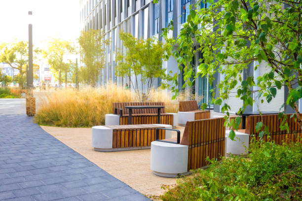 petit carré vert avec des bancs dans un espace urbain moderne - resting place photos et images de collection