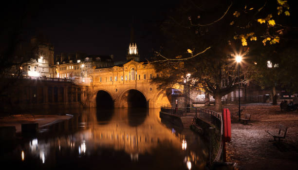 pulteney bridge illuminated on an autumn night - 2603 imagens e fotografias de stock