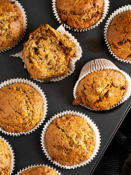 domowe ciasto marchewkowe, domowe babeczki marchewkowe, babeczki z pleśnią, - vegetable baked cake cup zdjęcia i obrazy z banku zdjęć