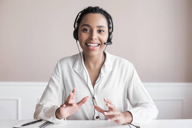 vue de came de web d’ordinateur portable de femme mélangée de course. la fille utilisant le casque ont la conférence téléphonique de vidéo utilisant le téléphone ou l’ordinateur. - casque téléphonique photos et images de collection