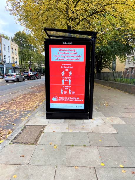 pôster de distanciamento social em um ponto de ônibus no centro de londres - control clothing outdoors image technique - fotografias e filmes do acervo